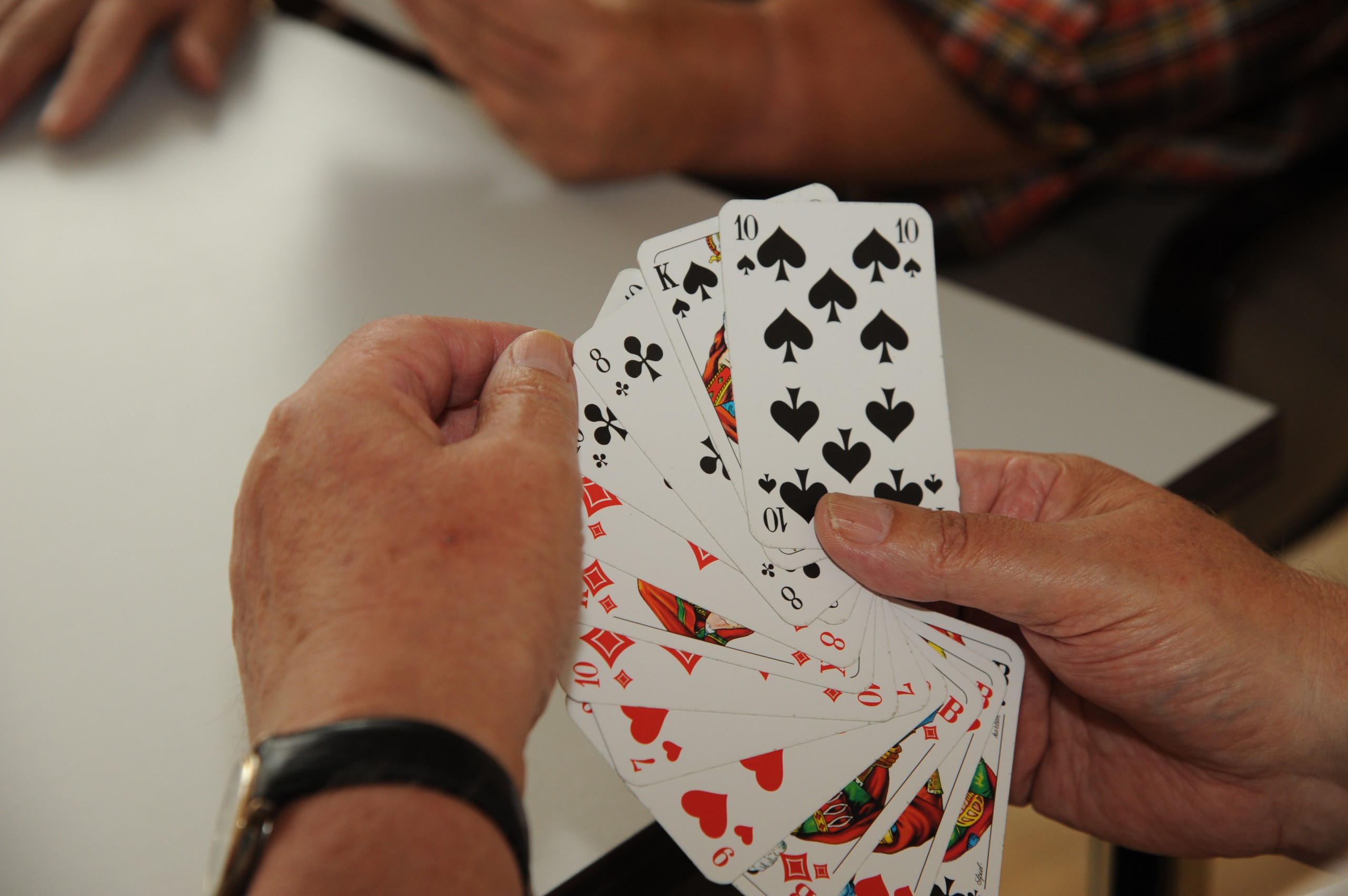 Aufgefächertes Kartenspiel in der Hand